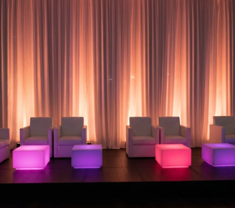 Mesas y sillas LED Escena de evento nocturno con mesas y sillas LED creando ambiente sofisticado