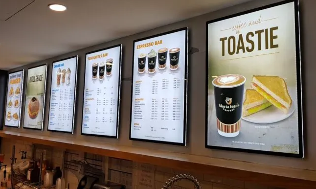 Menú Board Clientes observando un menú board atractivo en un local de comida rápida