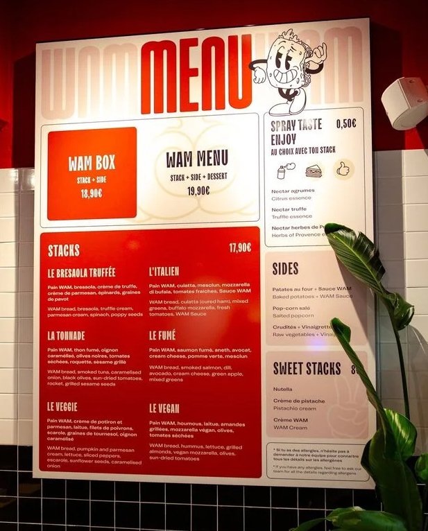 Menú Board Menú Board instalado en restaurante con diseño moderno y colores llamativos